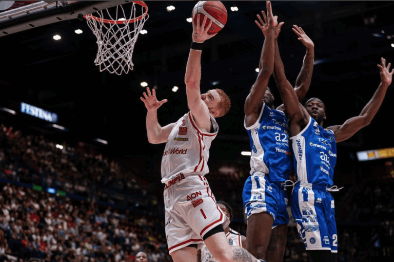 EA7 Armani Milano festeggia la vittoria della Supercoppa Italiana di basket 2025